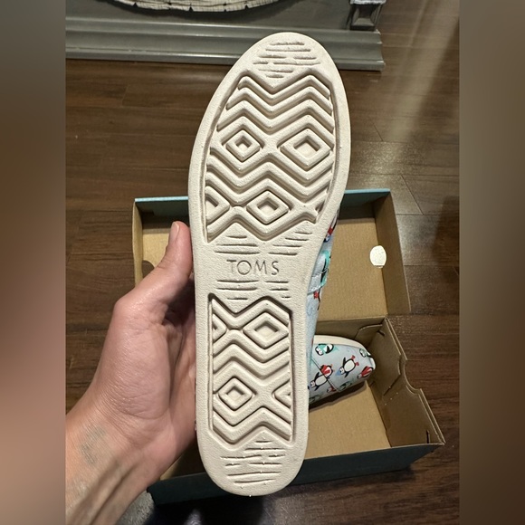 TOMS GLACIER GREY WINTER PENGUINS FAUX FUR SZ 6 - Picture 4 of 6